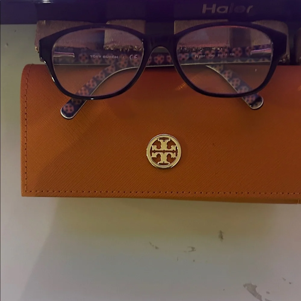 Tory Burch Orange Leather Sunglasses Case with Tortoiseshell Frames - Picture 5 of 10